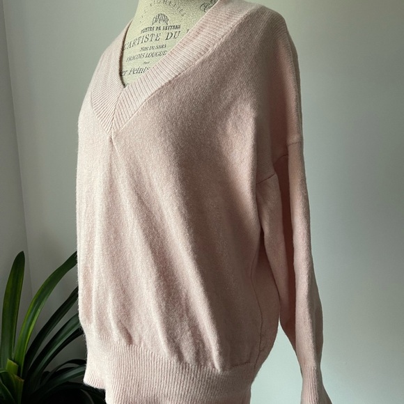 V neck pink sweater - Picture 3 of 4
